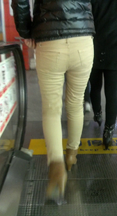 跟拍电梯黄裤少妇