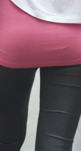 高挑紧身皮裤少妇