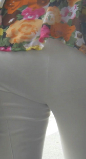 近距离跟拍白裤紧身少妇