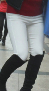 街拍白裤子OL极品少妇屁股大