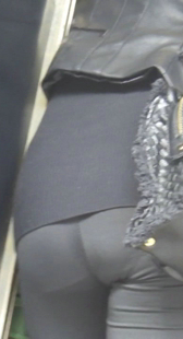 跟拍紧身黑裤少妇口味重