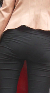 街拍打底包臀高挑小少妇