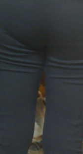 近距离跟拍黑裤大屁股