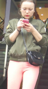 紧身粉裤三角区小少妇