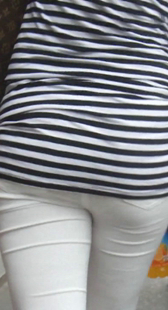 紧身白裤包臀内痕明显