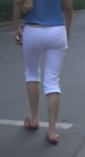 紧身白裤小妹身材好