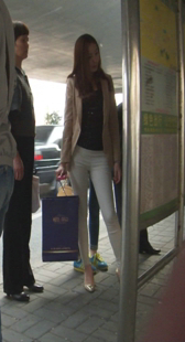 性感等车美少妇