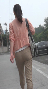 街拍黄裤大屁股少妇