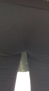 紧身打底大屁股少妇