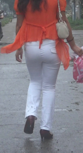 白裤少妇屁股圆又大