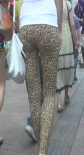 街拍高挑豹纹紧裤内痕明显