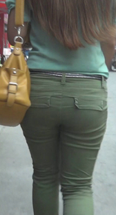 绿裤少妇屁股圆又翘