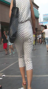 街拍高挑斑点小少妇