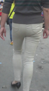 跟拍紧身大屁股少妇