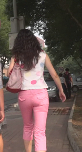 街拍红裤高挑紧身少妇