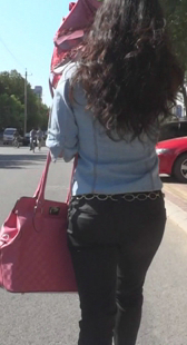 黑裤小少妇走路超极会扭