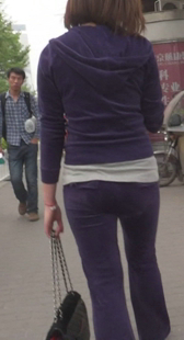 街拍呢绒紧身小妹