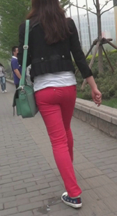 跟拍紧身红裤小妹