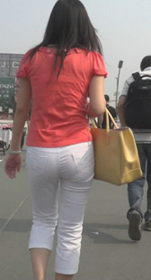 跟拍白裤紧身小妹