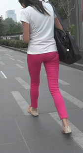 红裤紧身内痕小少妇