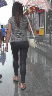 街拍黑裤小情侣