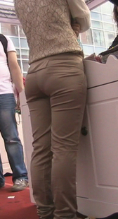 黄裤圆臀性感小妹