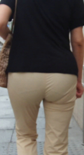 街拍米裤少妇内痕紧