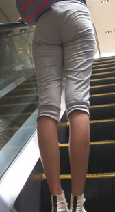 大屁股少妇上电梯真受不了