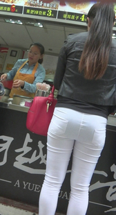 紧身白裤少妇身材好