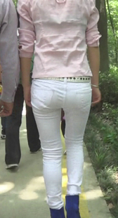 公园跟拍大屁股少妇