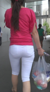 街拍OL白裤紧身少妇
