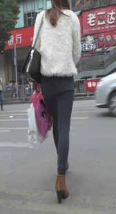 街拍打底裤小妹