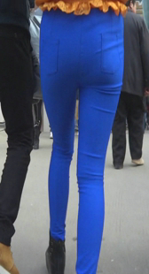 高挑蓝裤打底少妇