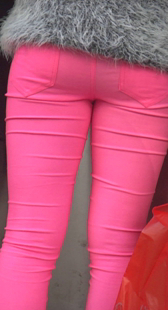 紧身红裤少妇内痕紧