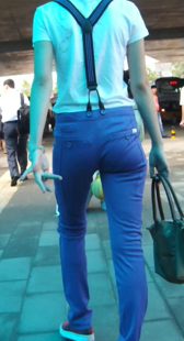 街拍紧身背带裤小妹