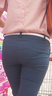 超市包臀少妇屁股太大了