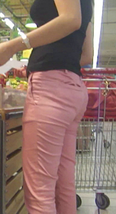 超市粉裤高挑少妇