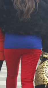 街拍打底红裤少妇