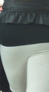 商场打底白裤小妹