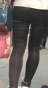 街拍紧身皮裤小少妇