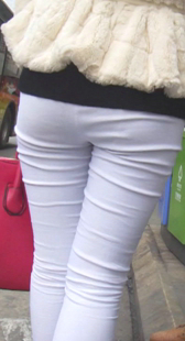 等车白裤小少妇