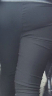 街拍黑裤少妇软软的