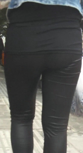 街拍紧身皮裤小妹