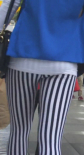 条纹布裤小少妇