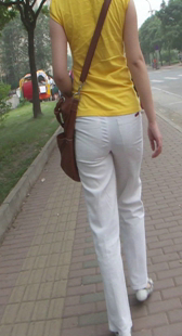 街拍白裤小少妇内痕明显