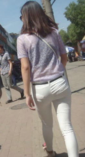 紧身白裤小少妇就是骚