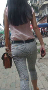 超紧圆臀布裤小妹