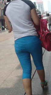 街拍蓝裤小妹