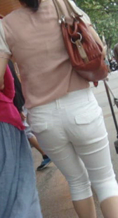 紧身宽臀成熟白裤少妇