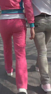 紧身包臀两少妇